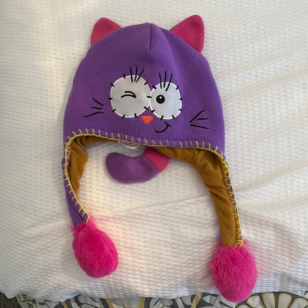 Flipeez kids hat squeeze the side and the tail flips up in the back